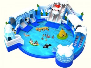 水上乐园狂欢：充气水滑梯为夏日增色不少