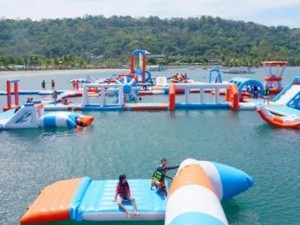 梦想有一个湿身的冒险吗?来充气水上乐园吧! 梦想有一个湿身的冒险吗?来充气水上乐园吧!